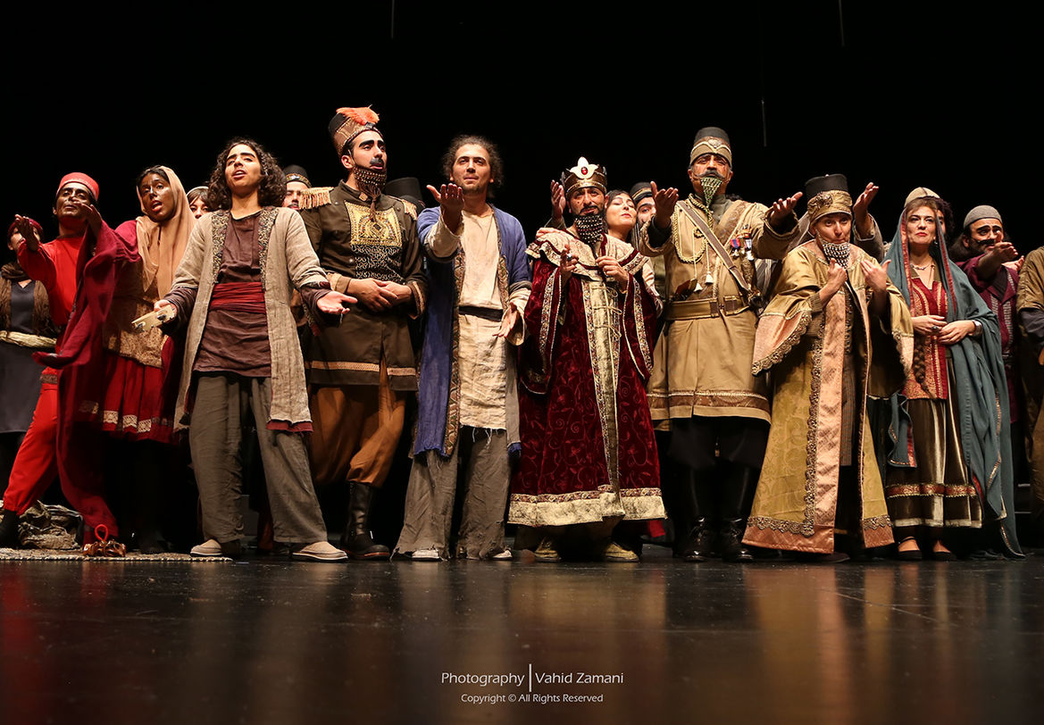Full cast of Tarabnameh on stage